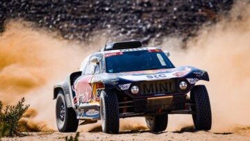 Sainz vergooit mogelijke overwinning in slotkilometers, Toyota wint