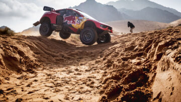 Rallylegende Loeb slaat terug en wint voor de vijftiende keer Dakar-etappe