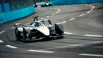 Video: The two Mercedes drivers collide at the Rome ePrix