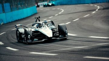 Video: The two Mercedes drivers collide at the Rome ePrix