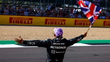 Hamilton stevent af op bizarre Formule 1-mijlpaal