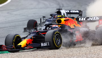 Video: Perez hapt stof en valt terug na poging tot inhalen van Norris