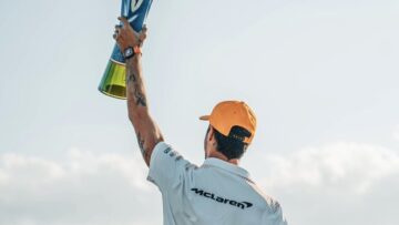 Video: Geëmotioneerde Ricciardo geeft trofee bijzonder plekje: "Huil bijna als een baby"