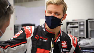 Video: Mick Schumacher laat eerste Formule 1-racestoeltje aanmeten