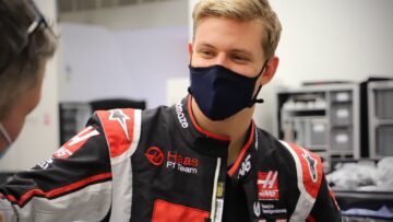 Video: Mick Schumacher laat eerste Formule 1-racestoeltje aanmeten