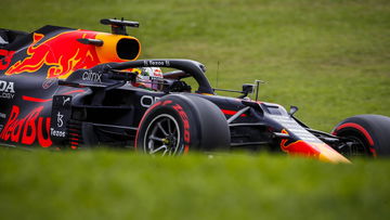 Video: Krijgt Verstappen voor deze onschuldig ogende actie een straf?