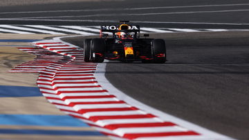 Verstappen verplettert Mercedes in derde training GP Bahrein