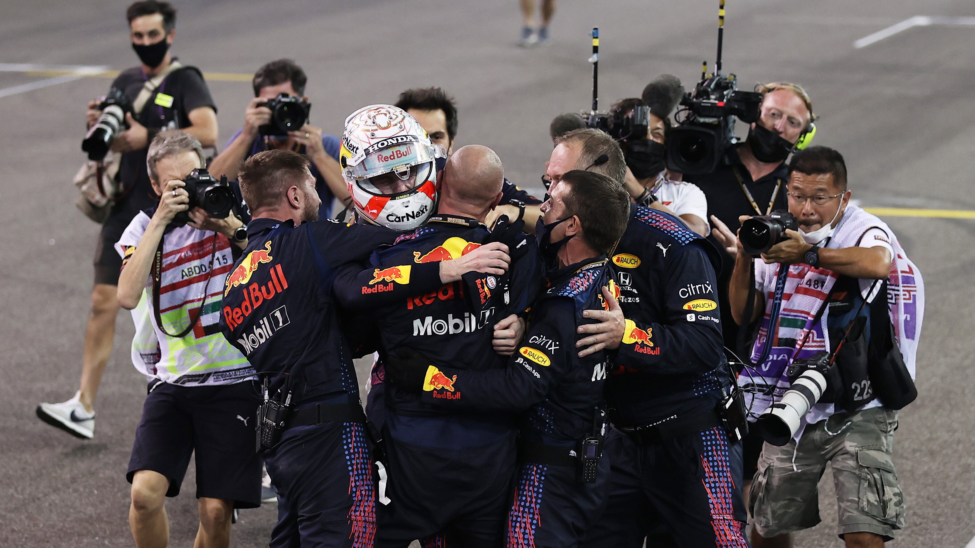Video: How Red Bull witnessed dramatic last lap of Abu Dhabi GP ...