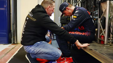 Max en Jos Verstappen grappen over bizarre climax 2021: "Kamer half gesloopt!"