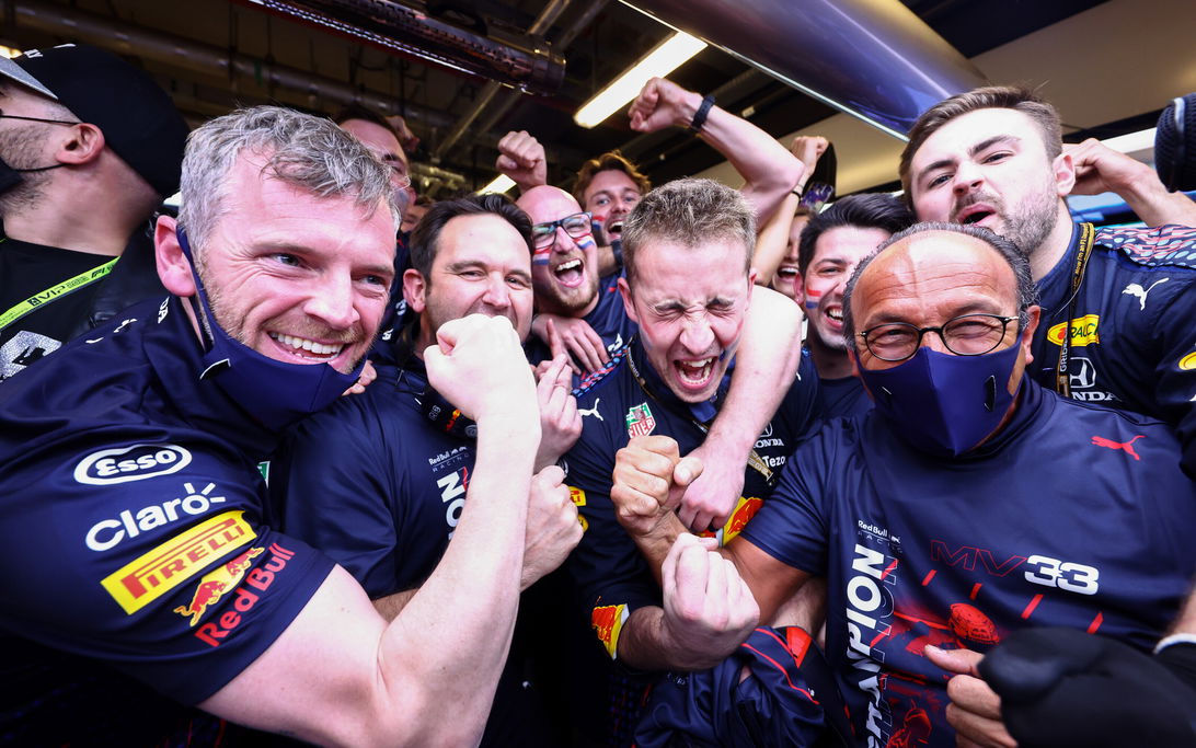 Red Bull crew engineers Abu Dhabi 2021