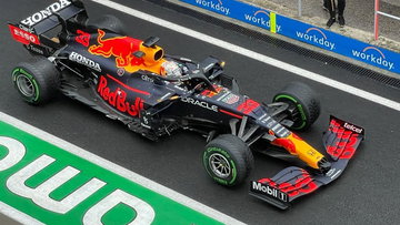 Video: Bottas tikt Verstappen en Perez van de baan in openingsronde