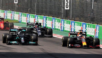 Verstappen grijpt de macht met meesterlijke inhaalactie op Hamilton