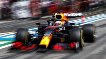 Vliegende Verstappen zet Mercedes op grote achterstand in derde training Frankrijk