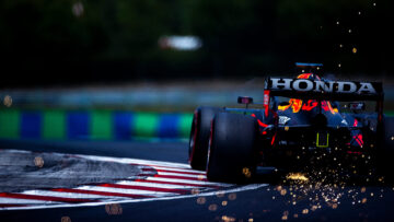 Sensationele eerste zege Ocon, Verstappen strompelt naar de finish in Hongarije