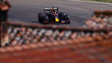 Verstappen en Mercedes geven elkaar geen duimbreed toe in eerste training op Imola