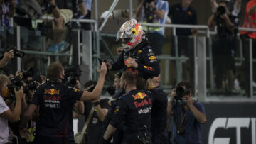 Video: Red Bull-pitbox ontploft na zenuwslopende slotronde Verstappen