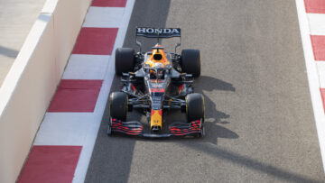 Kersverse F1-kampioen Verstappen test Red Bull-bolide, Hamilton schittert door afwezigheid