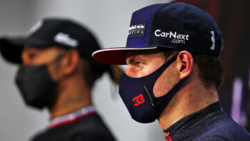 Zo was de agressieve Verstappen Hamilton te snel af in Bahrein