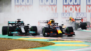 Verstappen overtuigende winnaar van knotsgekke GP van Emilia-Romagna