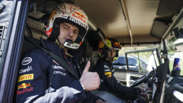 Video: Verstappen verruilt Formule 1-wagen voor brute zeswieler in offroad-race