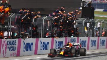 Video: Feest barst los bij Red Bull na nieuwe zege Verstappen