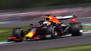 Video: Verstappen verschalkt Hamilton bij start eerste sprintkwalificatie ooit