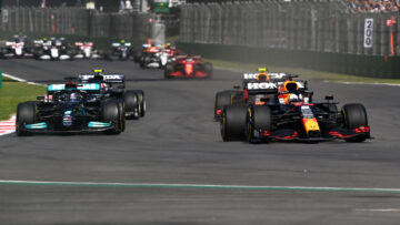 Verstappen pakt op prachtige wijze de leiding in Mexico