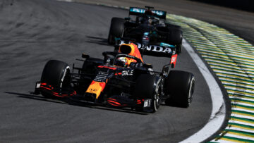 Ongekend snelle Hamilton verschalkt Verstappen in GP Brazilië