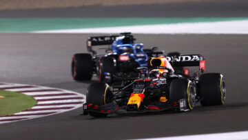 Bestrafte Verstappen houdt schade beperkt, Hamilton domineert in GP Qatar