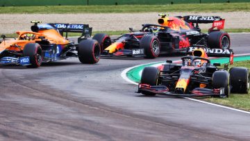 Videoterugblik: Verstappen kruipt na bijna blunder door het oog van de naald in Imola