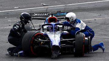 Albon uit voorzorg naar ziekenhuis na crash op Silverstone