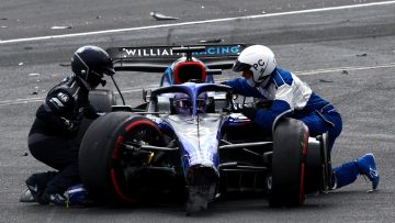 Albon uit voorzorg naar ziekenhuis na crash op Silverstone