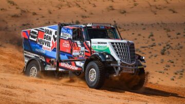 Video: Zware crash betekent einde Dakar Rally voor Nederlandse truck-coureur