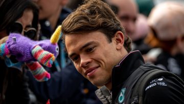 Video: Mercedes bindt De Vries vast en 'dumpt' hem bij AlphaTauri