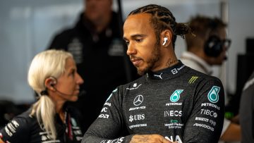 Video: Hamilton woedend op Mercedes na strategische mispeer