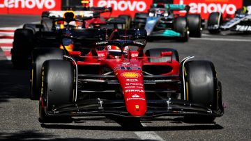 Video: Dramatische uitvalbeurt Leclerc, Verstappen de grote winnaar