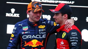 Leclerc prijst Verstappen: "Ongelooflijk, dik verdiende titel na zo'n seizoen"