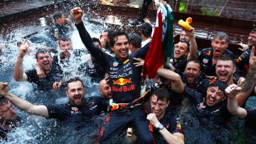 Perez viert overwinning Monaco uitbundig met Red Bull-traditie