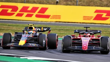 Video: Heerlijk driedubbel gevecht voor het podium in de slotfase in Silverstone