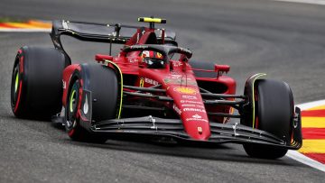 Sainz sets early pace as red flag disrupts running in FP1