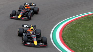 Verstappen laat Perez alle hoeken van de baan zien