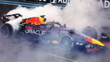 Video: F1-coureurs sluiten seizoen traditiegetrouw af met talloze donuts