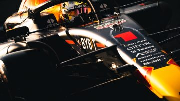 Verstappen en Perez zetten Milton Keynes in vuur en vlam met unieke Red Bull-show