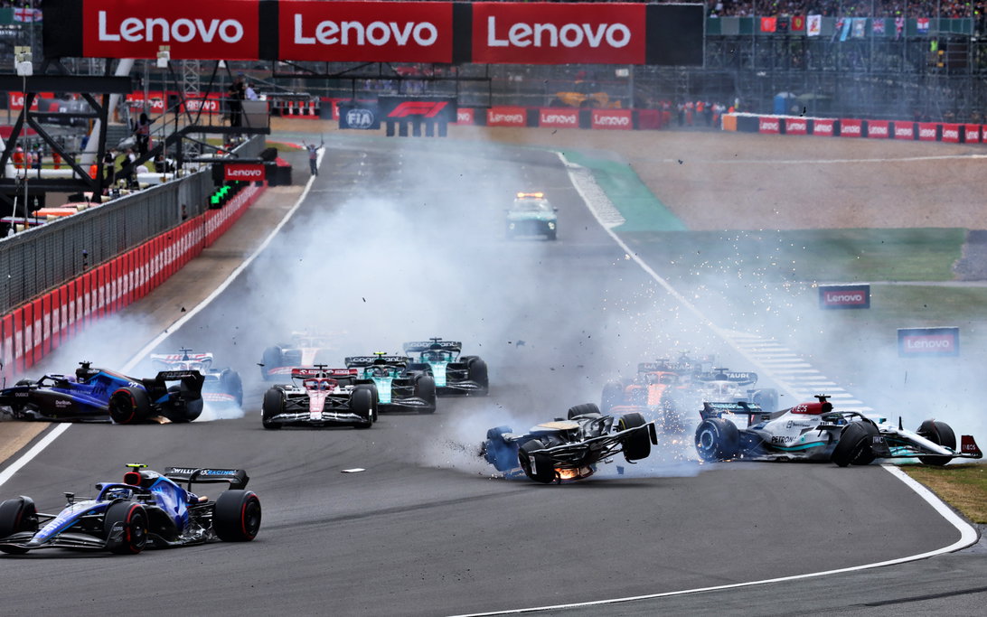 Zhou Russell crash 2022 Silverstone start