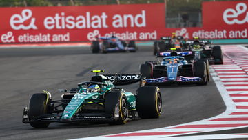 Video: Hamilton schrikt van merkwaardige actie Alonso: "Hij deed een break test!"