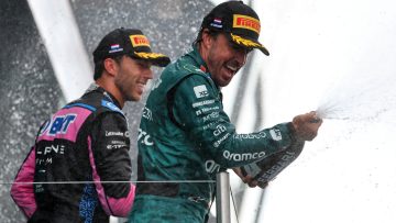 Video: Het Wilhelmus klinkt tijdens volksfeest in Zandvoort na zege Verstappen