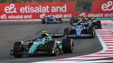 Video: Hamilton schrikt van merkwaardige actie Alonso: "Hij deed een break test!"