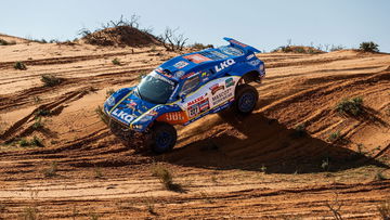 Video: Coronel schiet te hulp, maar zit dan zelf zonder benzine