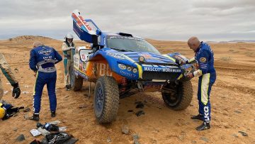 Video: Coronels verliezen wiel en moeten in het pikkedonker verder in Dakar Rally