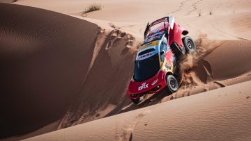 Ultieme krachtsinspanning komt te laat voor Loeb in Dakar Rally